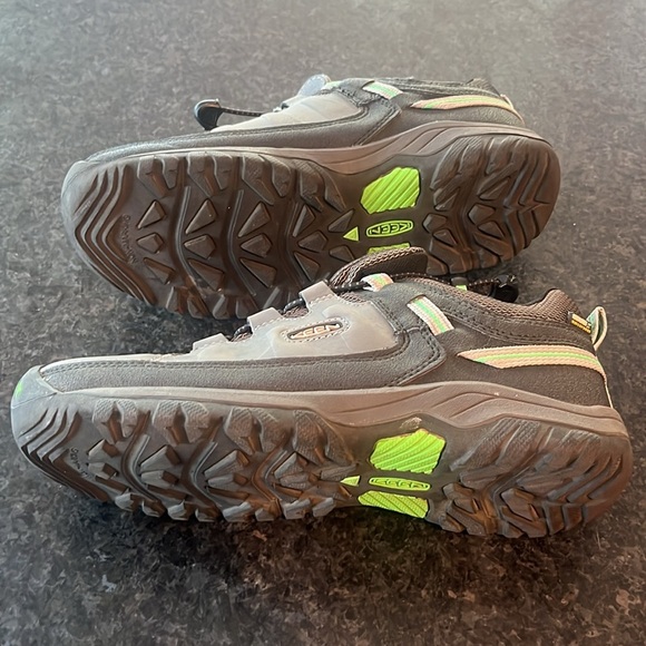 Keen Gray Sneakers with Sturdy Design and Traction - Picture 8 of 8